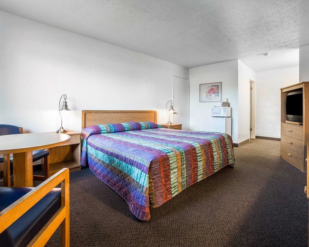 Rodeway Inn & Suites Arlington OR 16/29