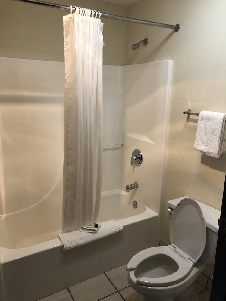 Days Inn by Wyndham Batavia Ohio 20/22