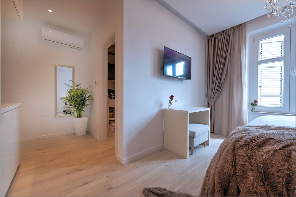 Via Porto Rooms 36/49