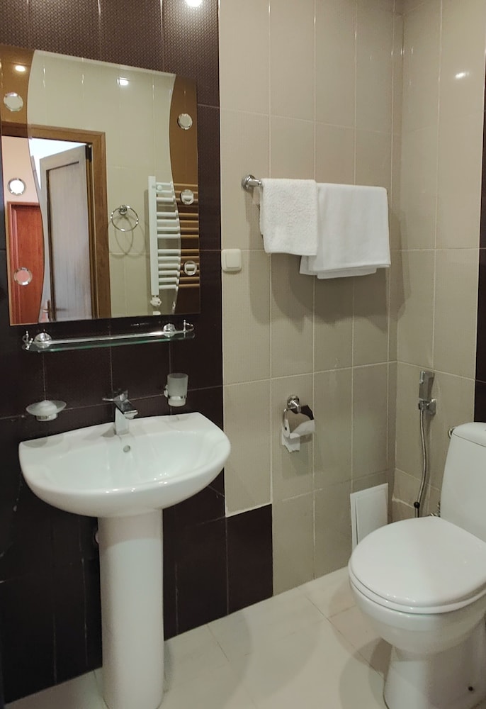 Areg Hotel 112/113