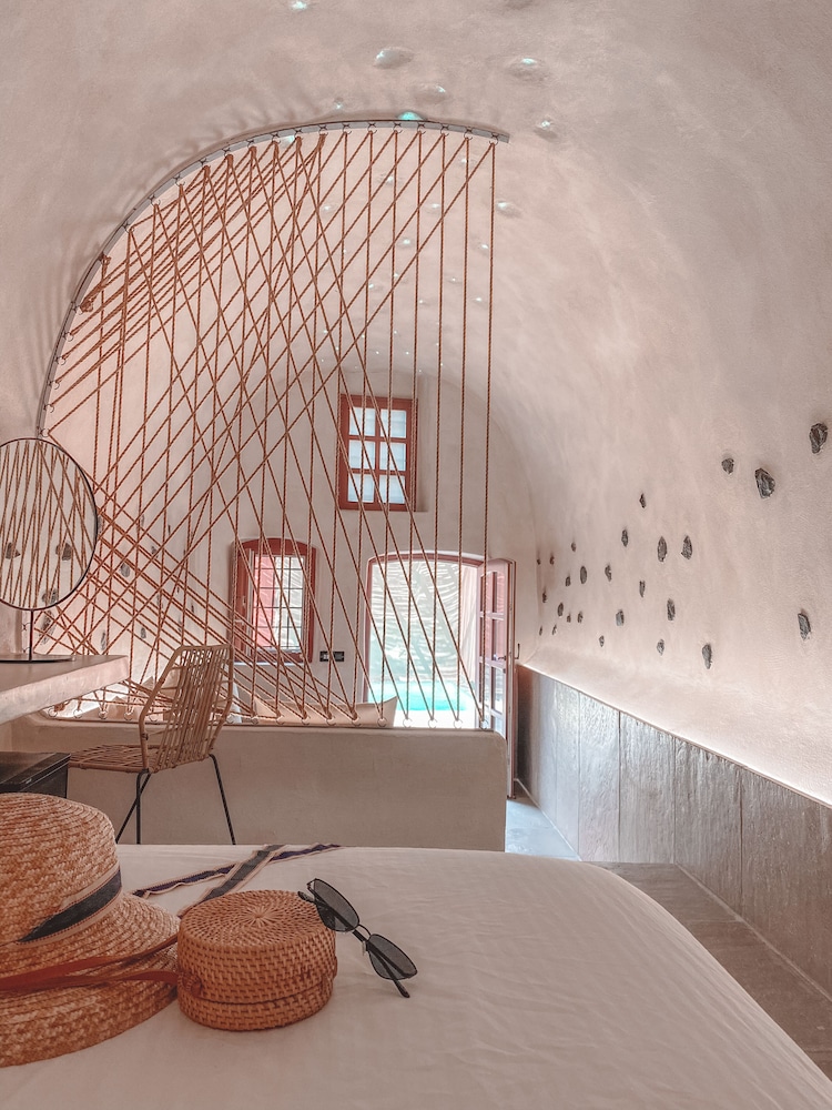 Andronikos Canaves Santorini 7/22