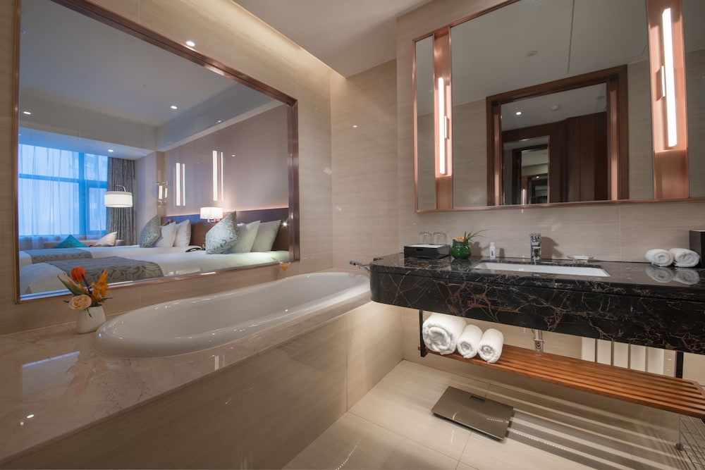 Huayou New Century Grand Hotel 48/50