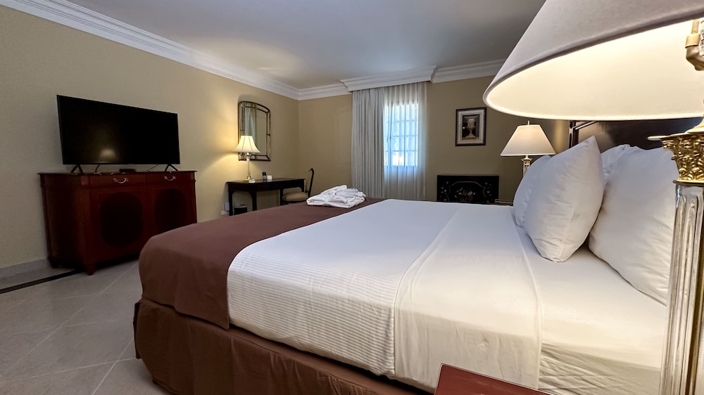 EXECUTIVE, SUITE