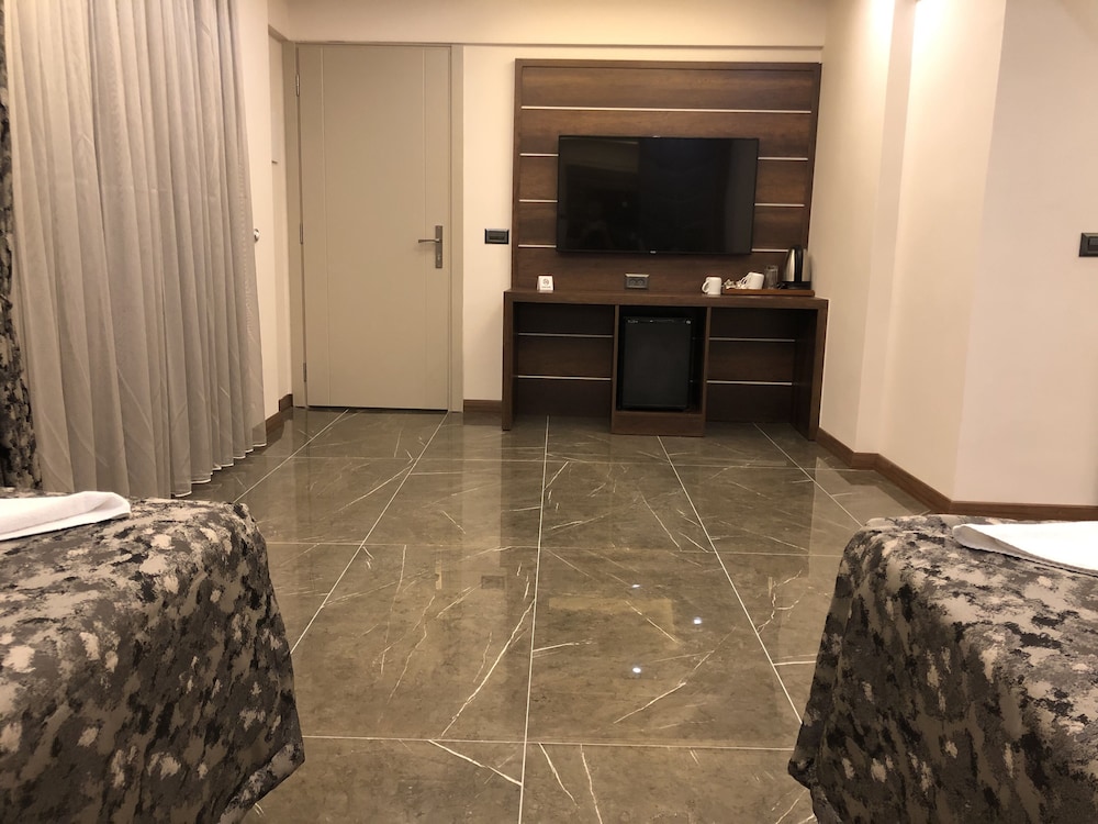 Venus Hotel 31/37