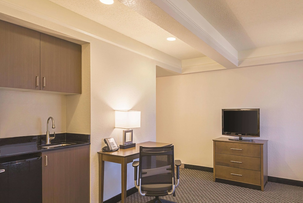 La Quinta Inn and Suites by Wyndham Austin Near The Domain 47/52