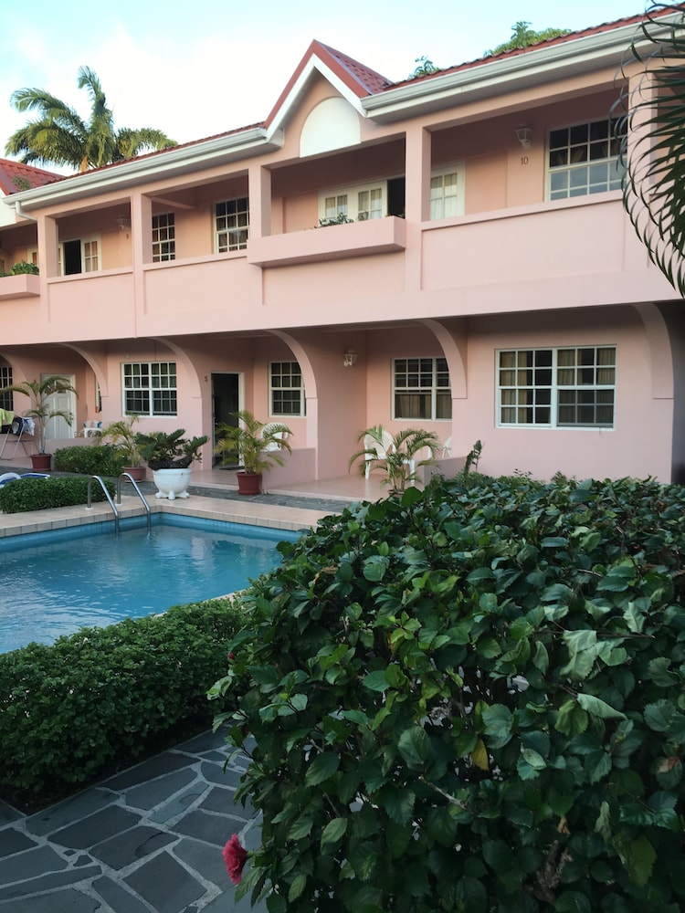 Beachcross Villa Apartments 18/19