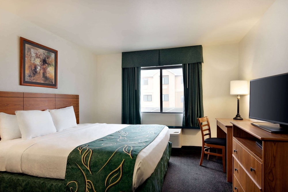 غرفة بسرير كينج، Travelodge by Wyndham Dexter 2/4