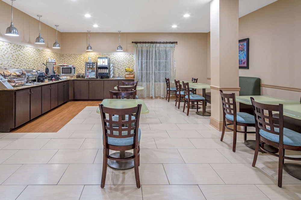 La Quinta Inn & Suites by Wyndham Gonzales LA 35/48