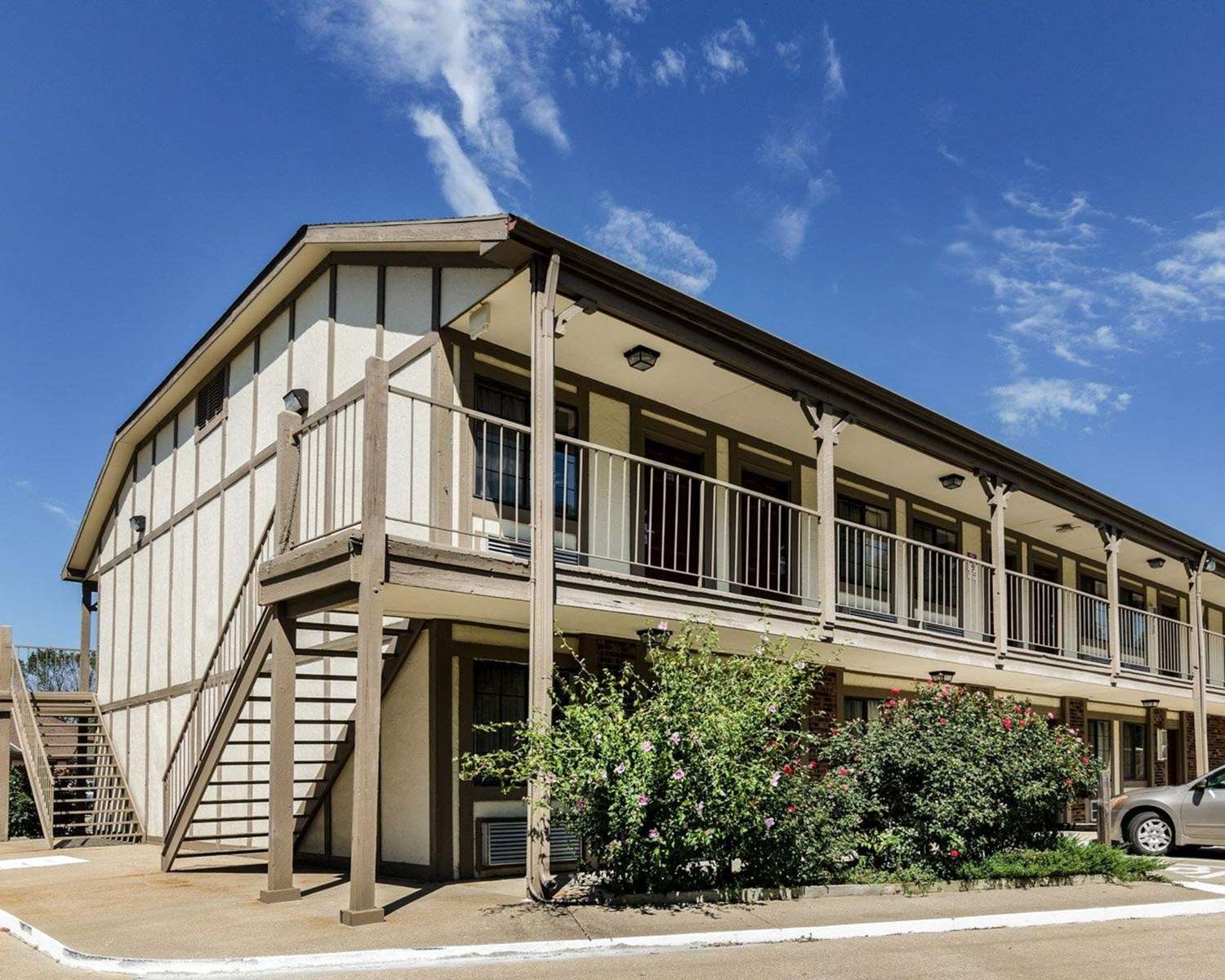 Econo Lodge University 3/16