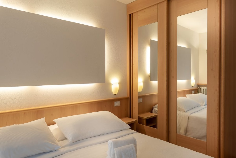 ROOM, DOUBLE OR TWIN BED