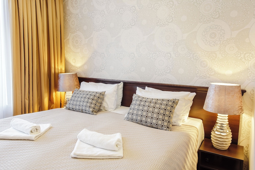 Art, Superior, Queen Bed, Sofa