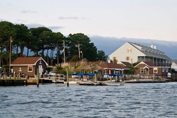 Snug Harbor Marina and Hotel 23/32