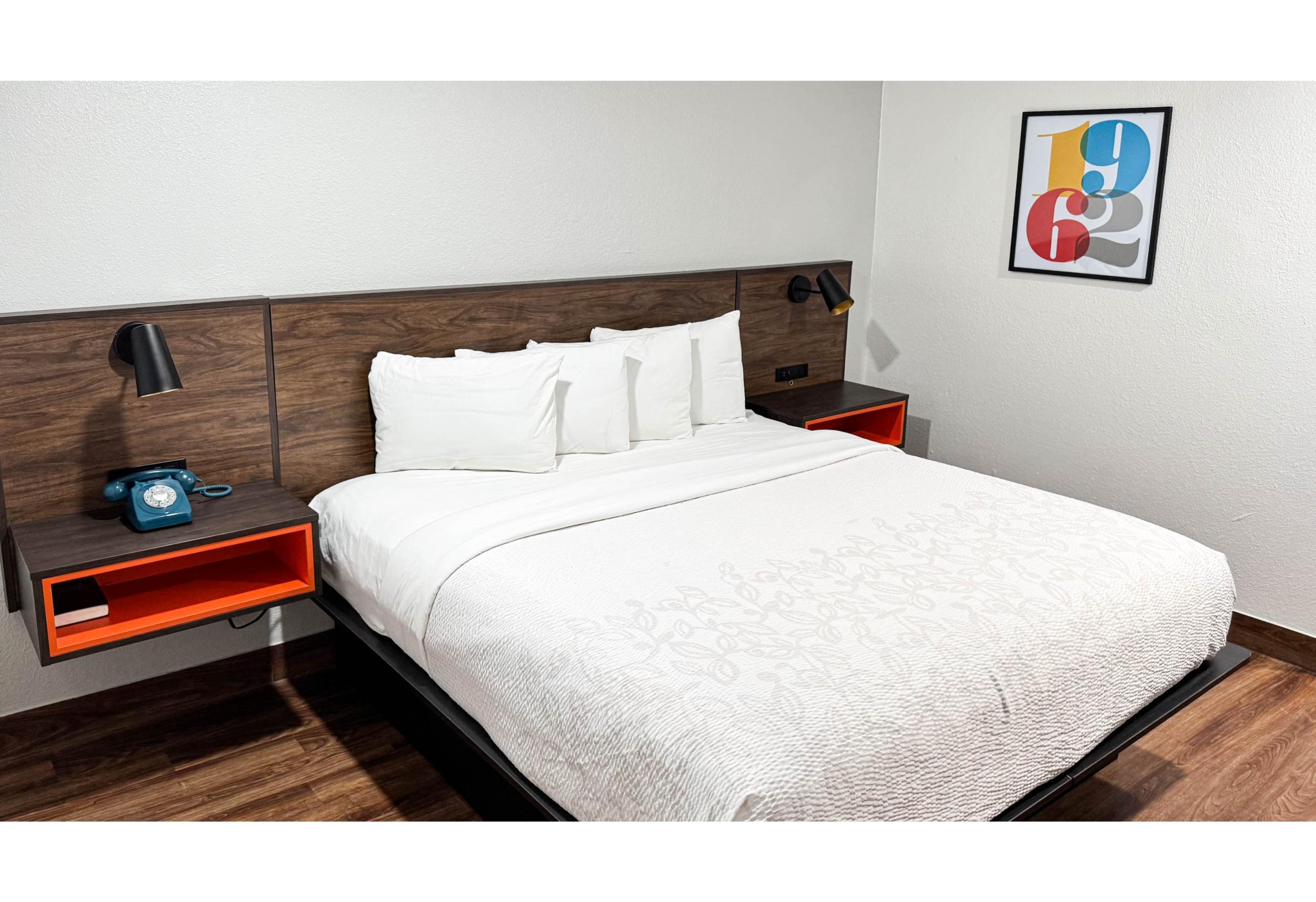 1 King Bed - Mob Acc RI Shwr Nsmk Micfridg