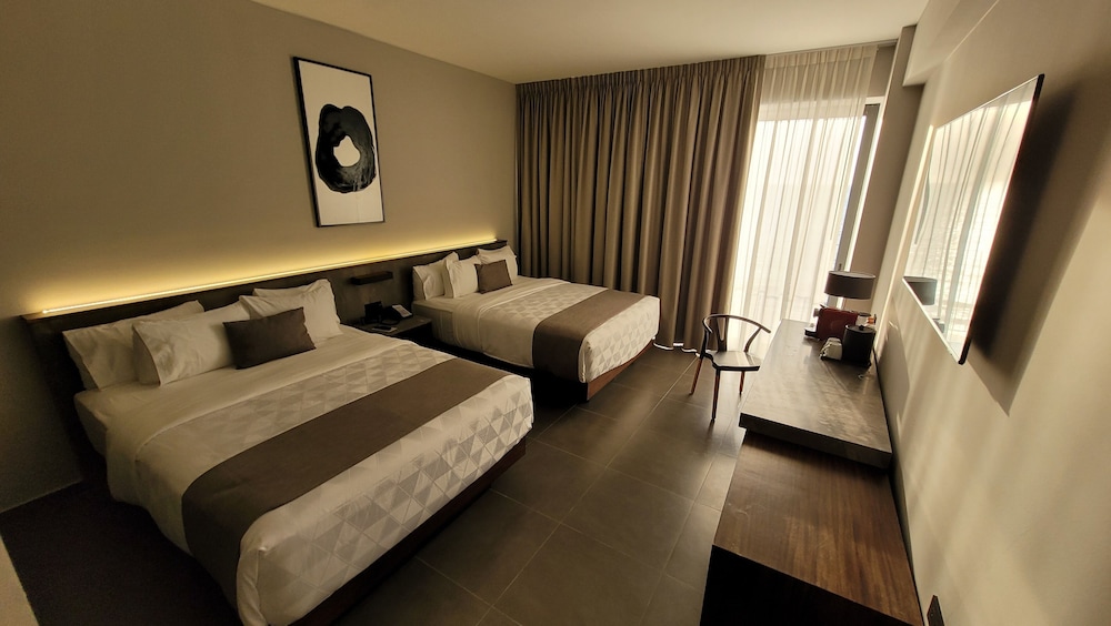 DELUXE, 2 DOUBLE BEDS, CITY VIEW