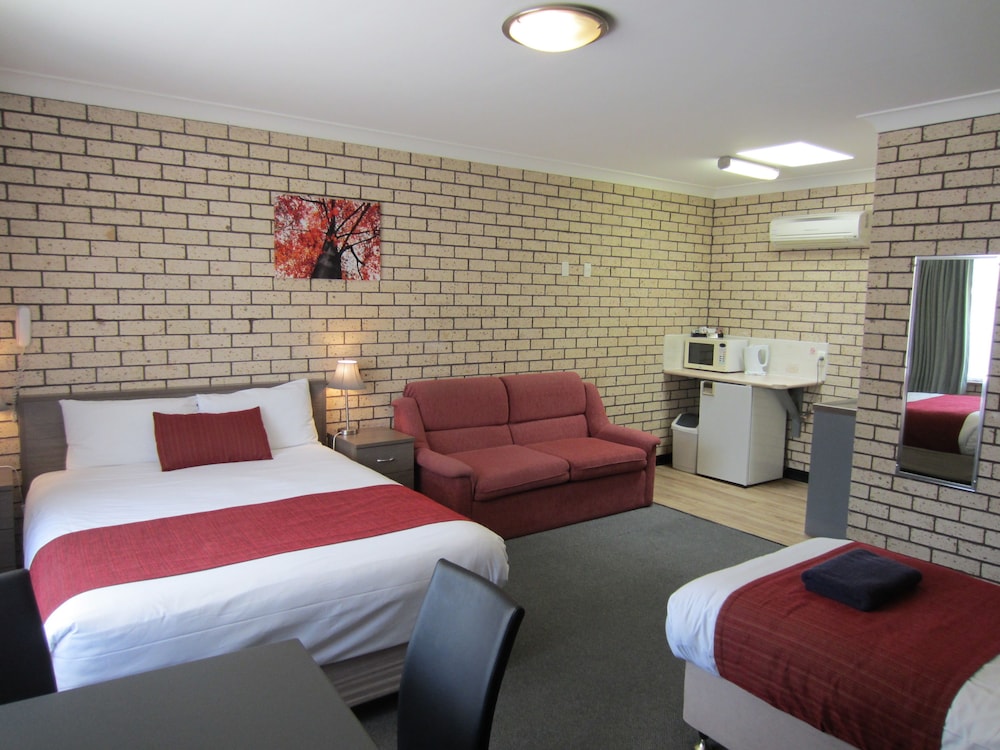 COWRA CREST MOTEL 16/50