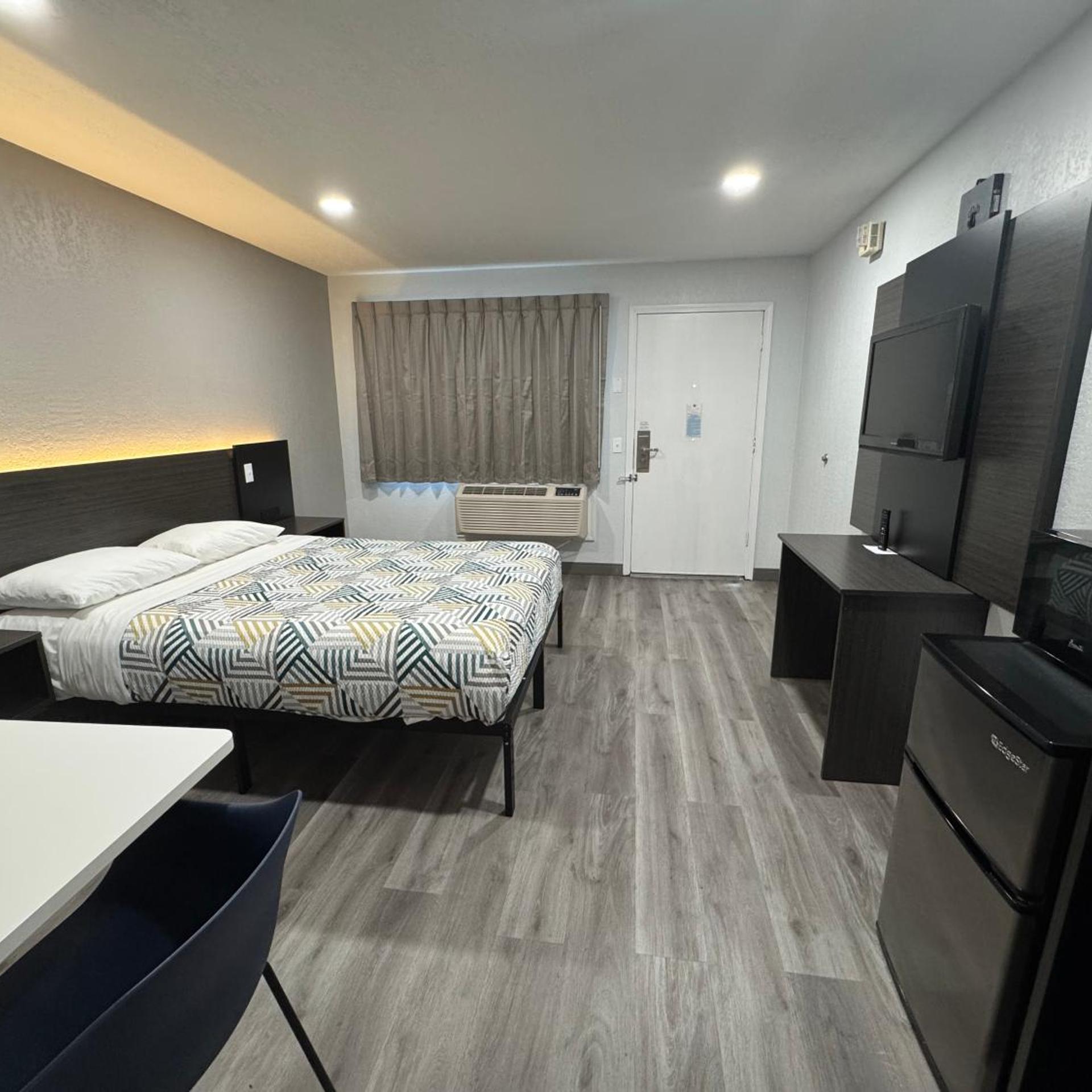 1 Queen Bed ADA RI Shower Non-Smoking