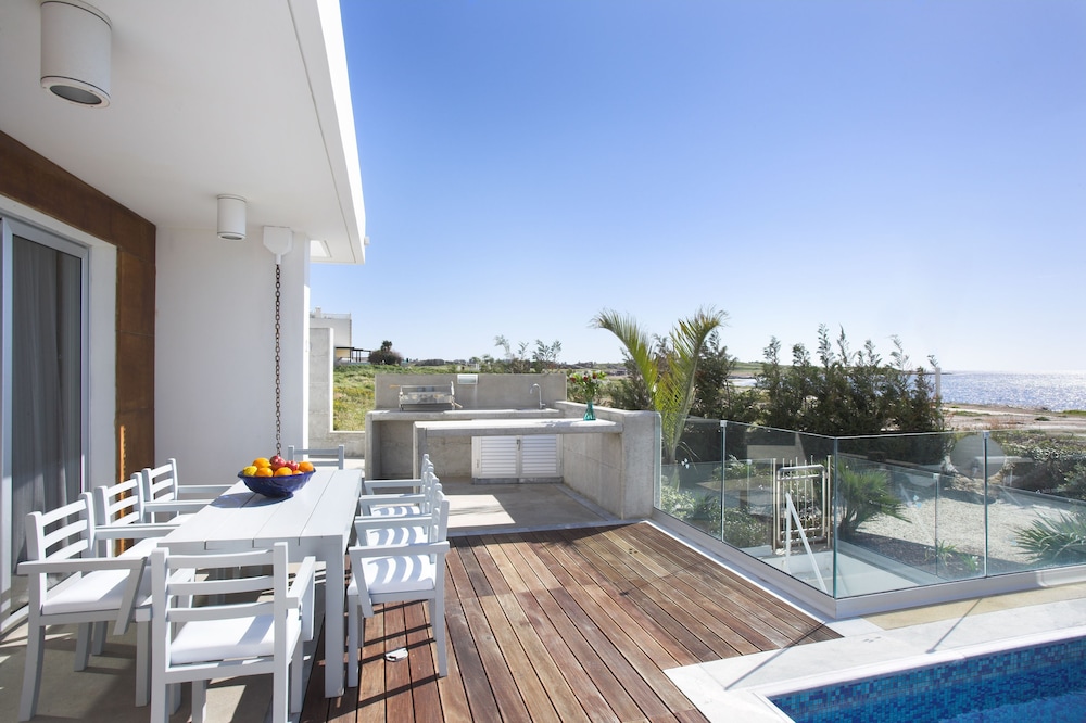 Paradise Cove Luxurious Beach Villas 31/50