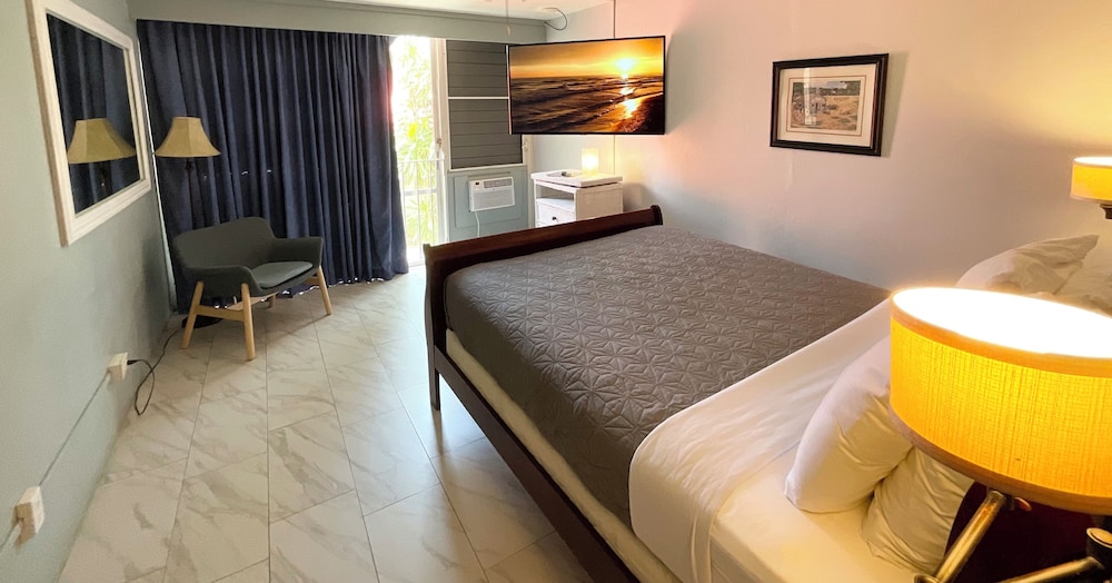 Courtyard, Queen Bed