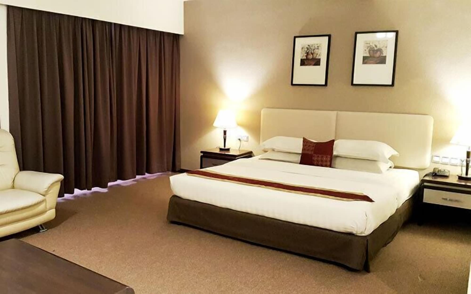 EXECUTIVE, SUITE, KITCHENETTE