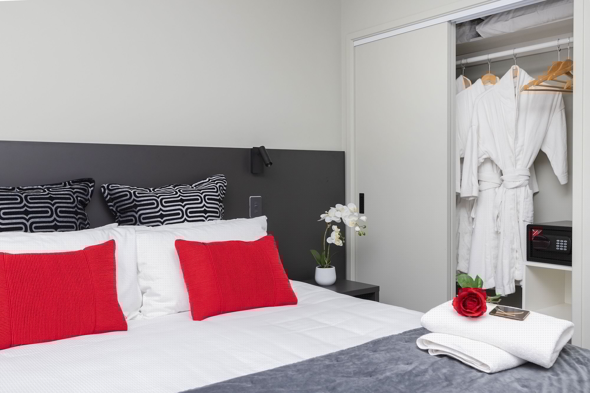 SUPERIOR, STUDIO, APARTMENT