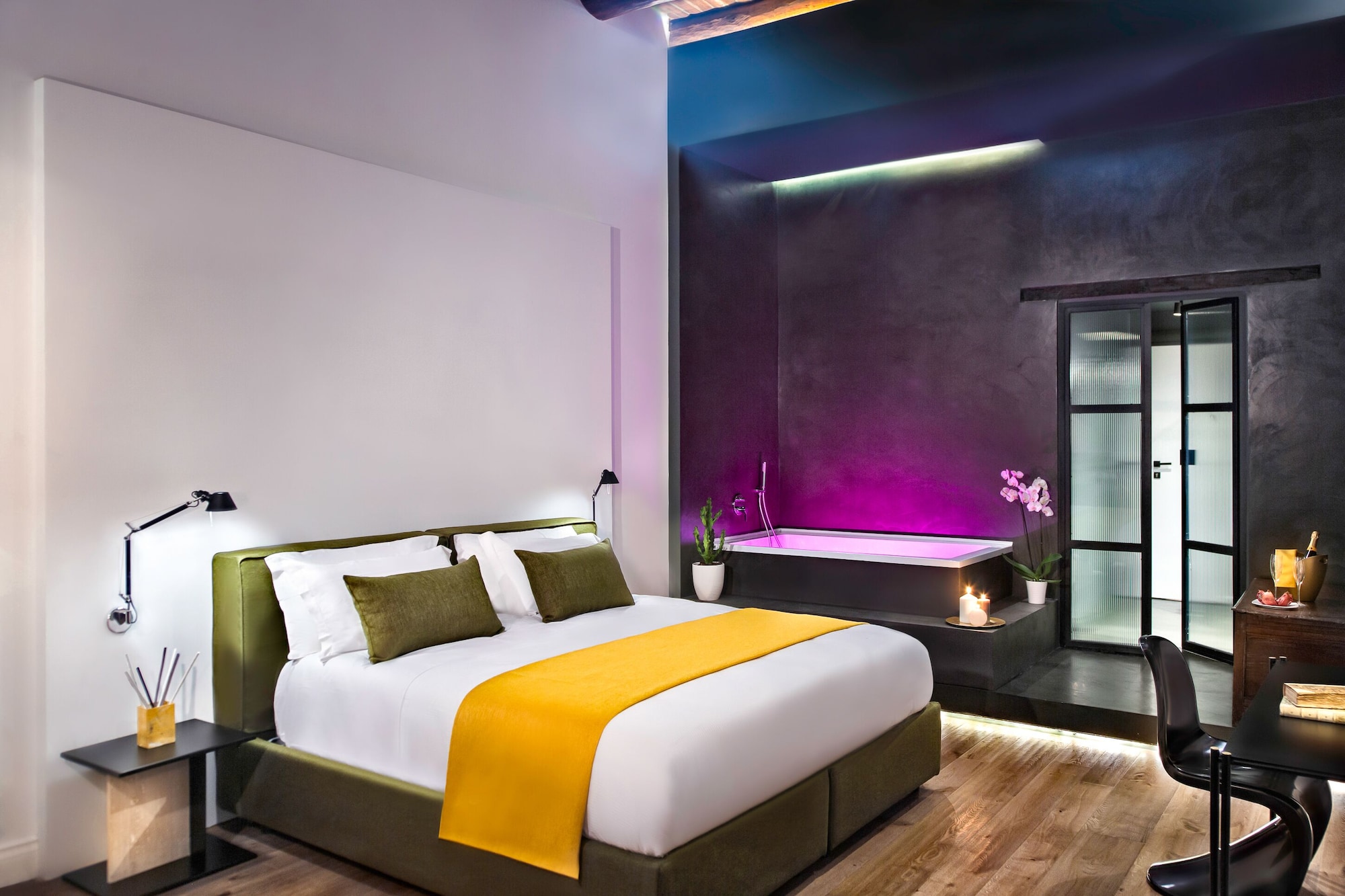 JUNIOR SUITE, KING BED, SOFA, JETTED TUB