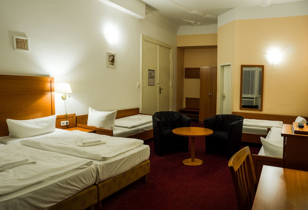 1 BEDROOM, QUADRUPLE