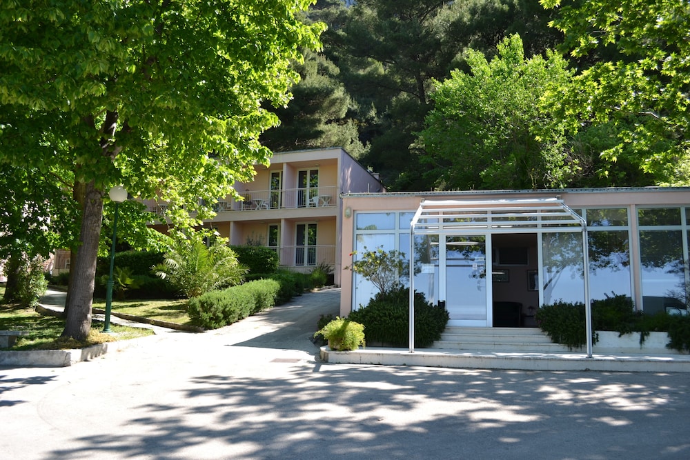BRZET HOTEL OMIS 45/50