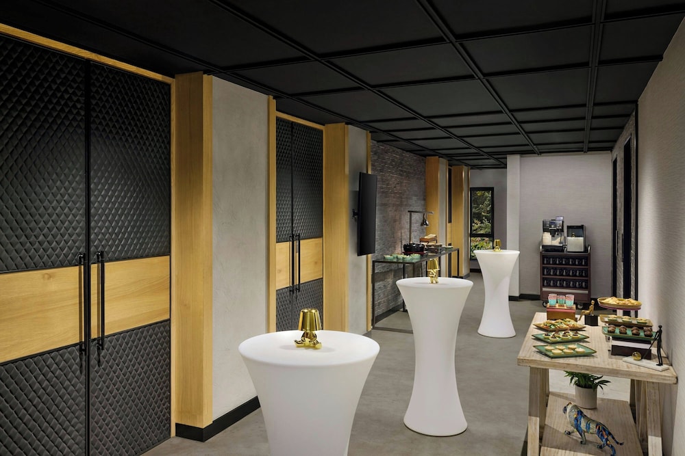Moxy Mumbai Andheri West 32/40