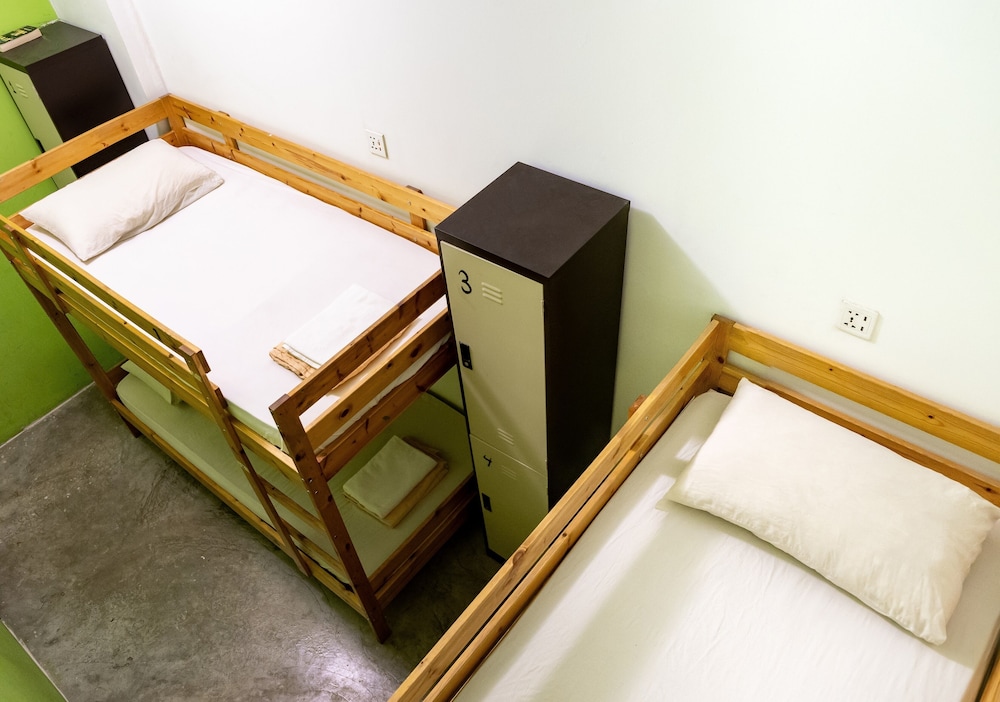 PODs The Backpackers Home & Cafe 7/50