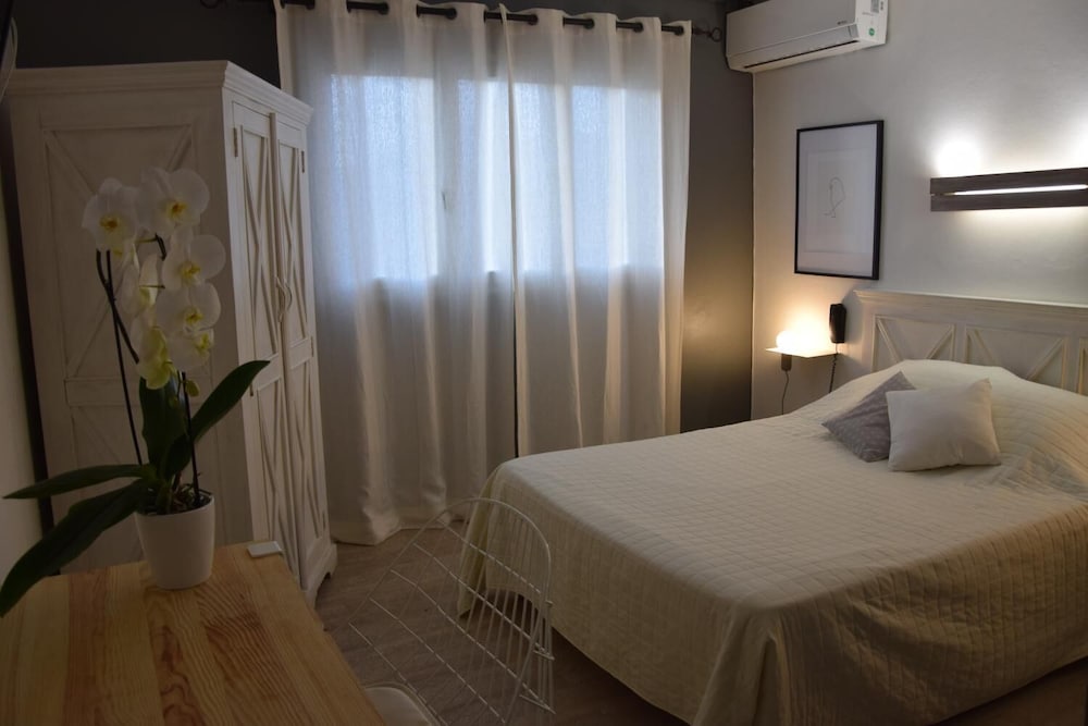 Hotel Le Grillon 13/25