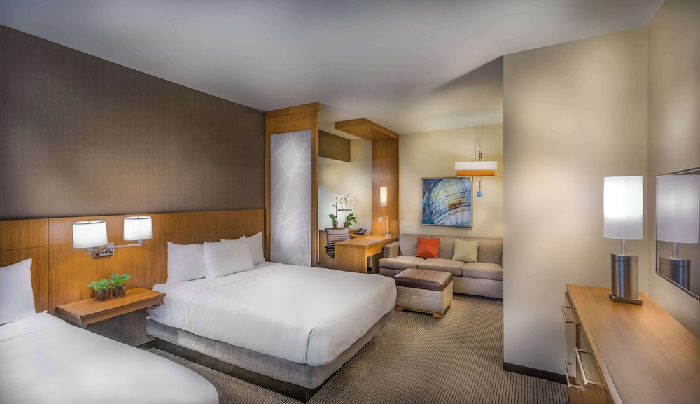SPECIALTY, 2 QUEEN BEDS