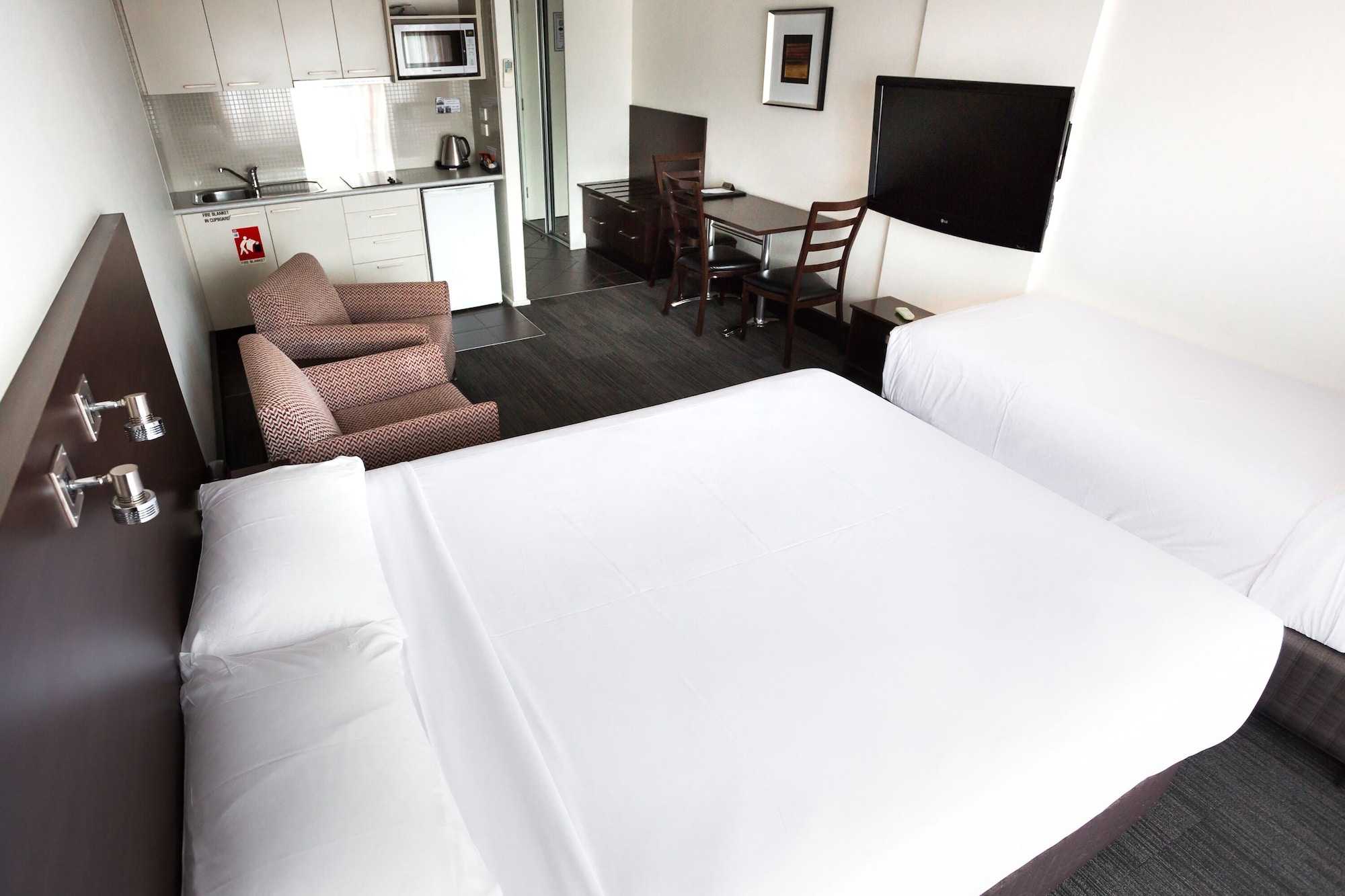 DELUXE, STUDIO, APARTMENT, TWIN BEDS
