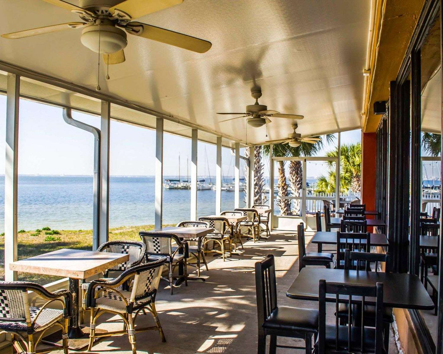 Quality Inn & Suites Gulf Breeze Bayside near Pensacola Beach 24/33