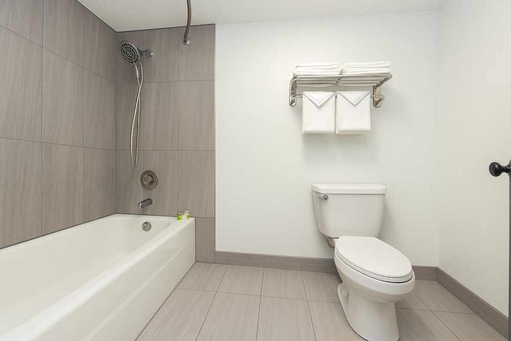 Oyster Bay Inn & Suites 69/70