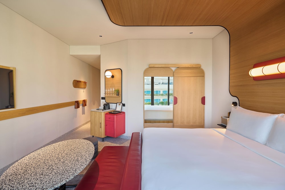 STUDIO, SUITE, POOL VIEW