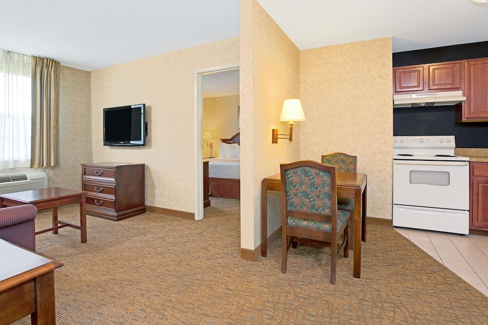 Hawthorn Extended Stay by Wyndham Cincinnati/Sharonville 18/24