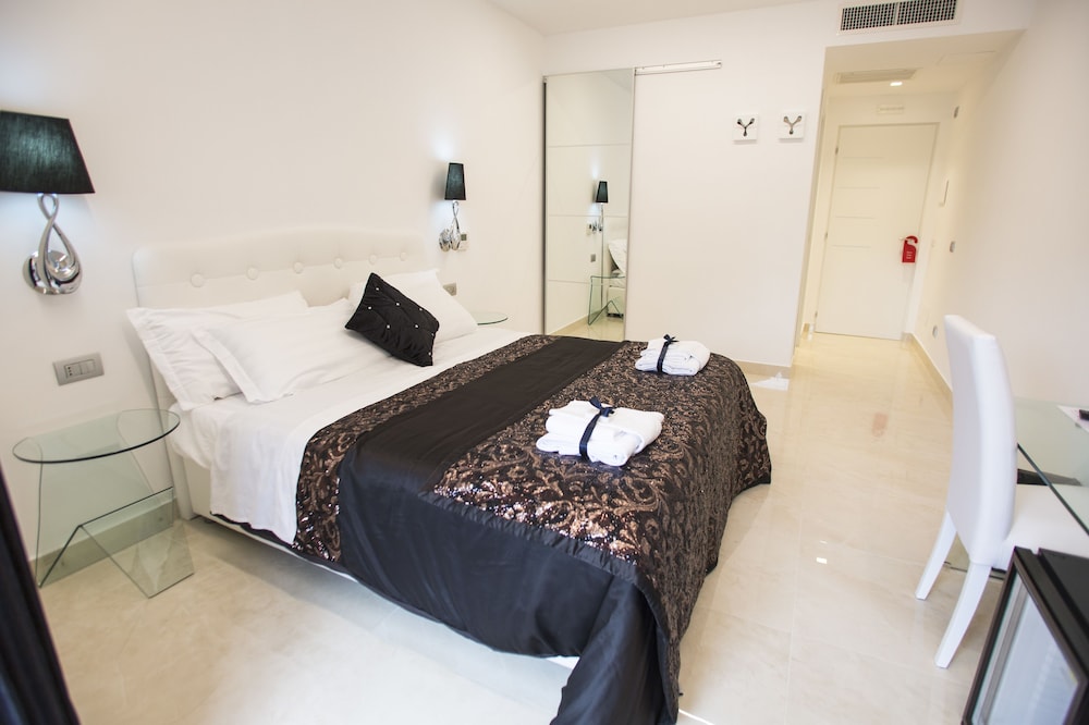 SUPERIOR, DOUBLE BED, CITY VIEW