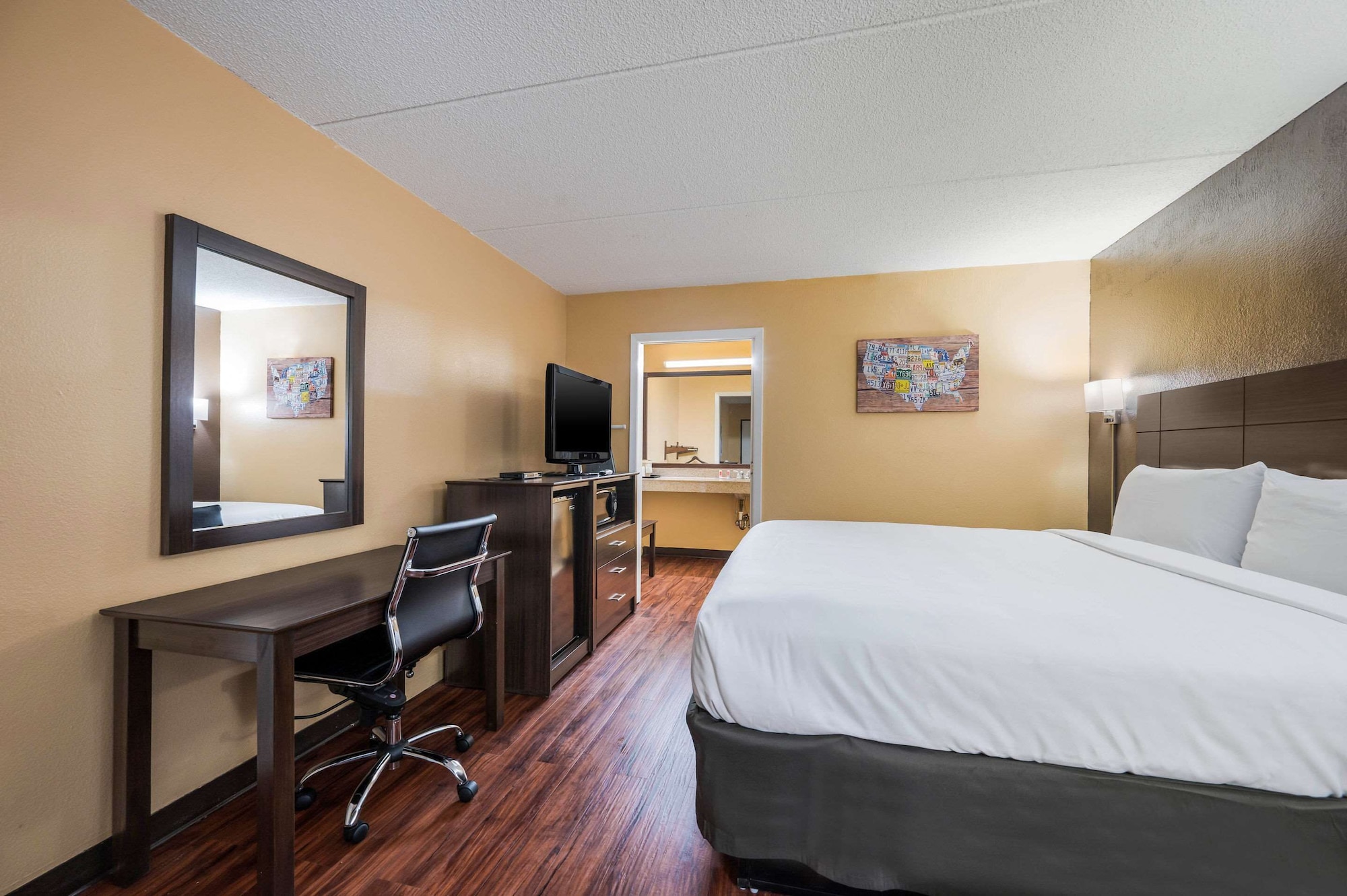 Standard, King Bed, Smoking, Econo Lodge Columbus near Airport 2/6