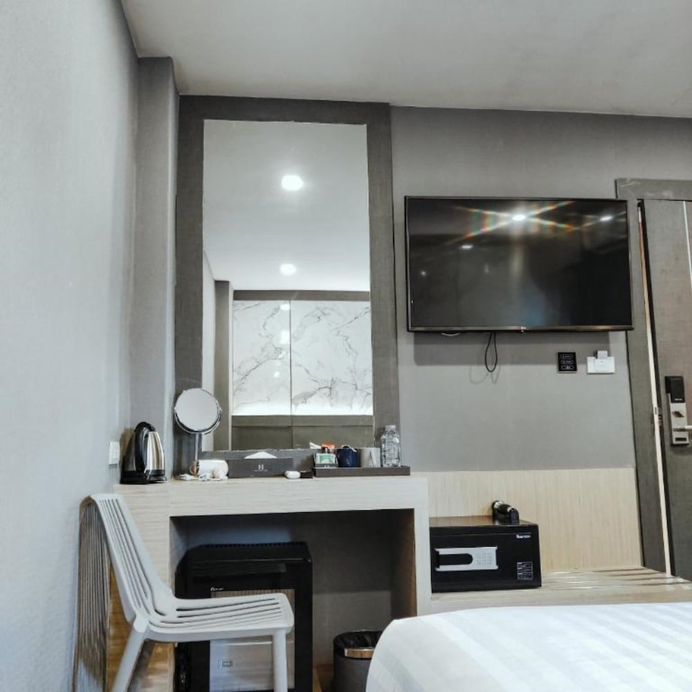 Hyde Park Hotel Bangkok 50/50