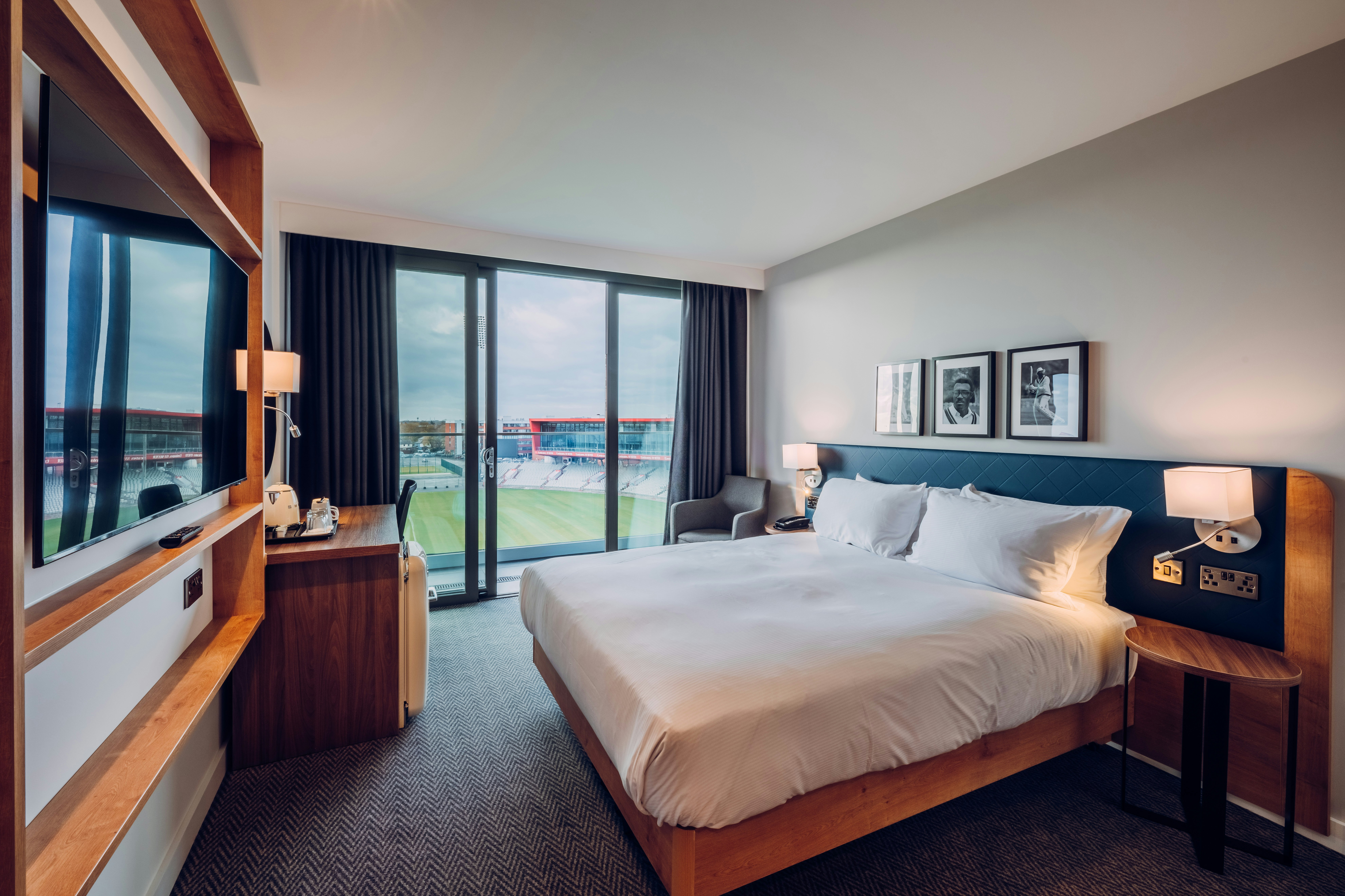 SUITE, KING BED, PITCH VIEW