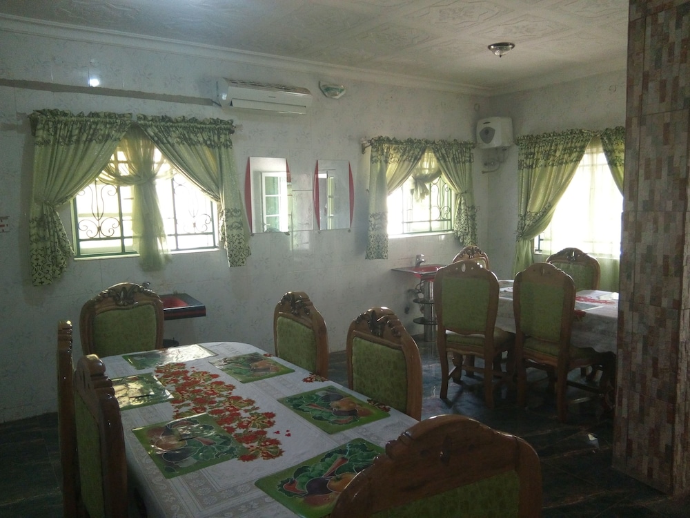 Ekulu Green Guest House 9/12