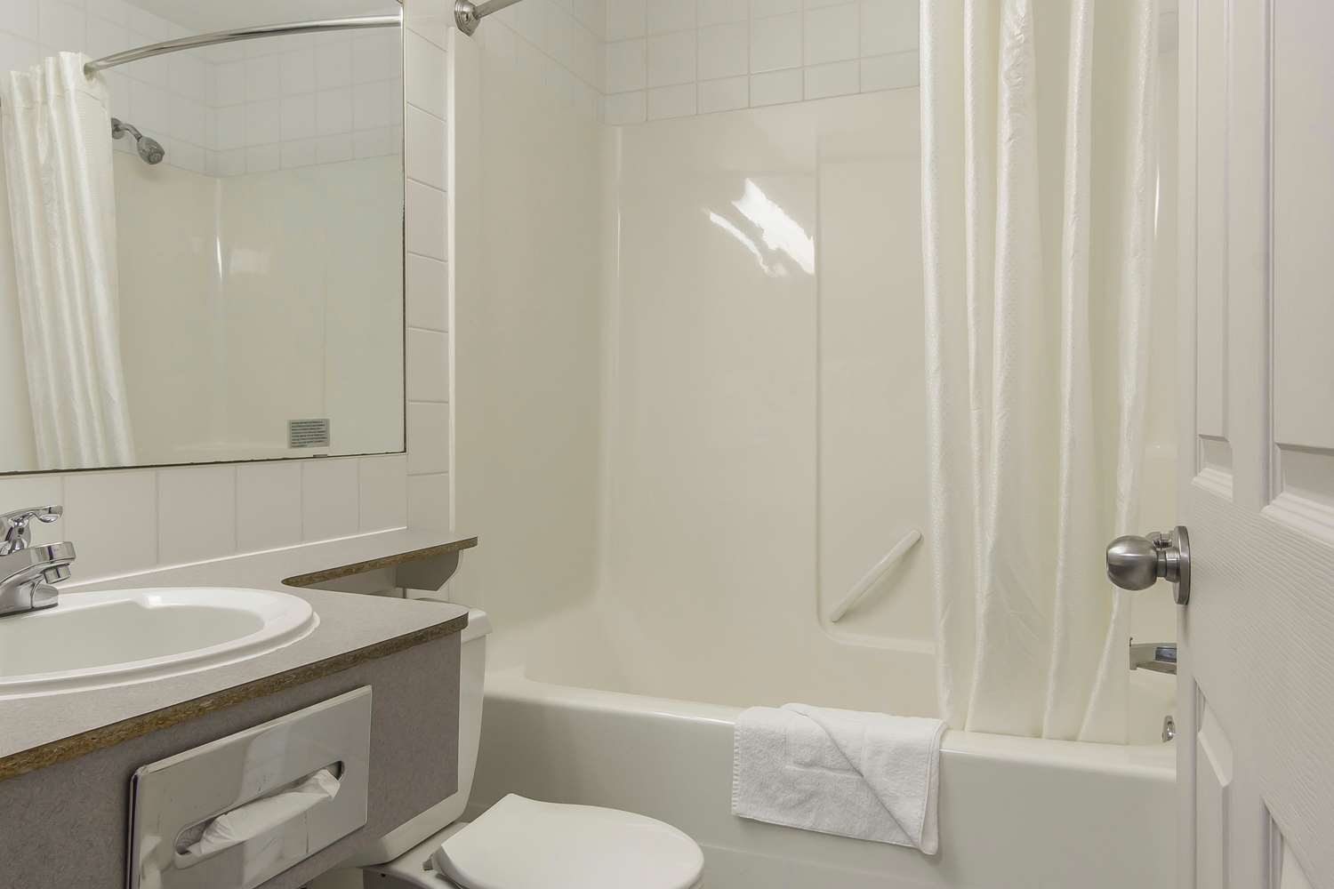 Econo Lodge Inn and Suites Lethbridge - Henderson Lake 28/29
