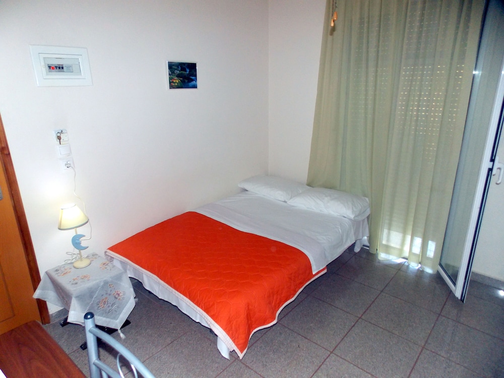 Nikos Apartments 4/33