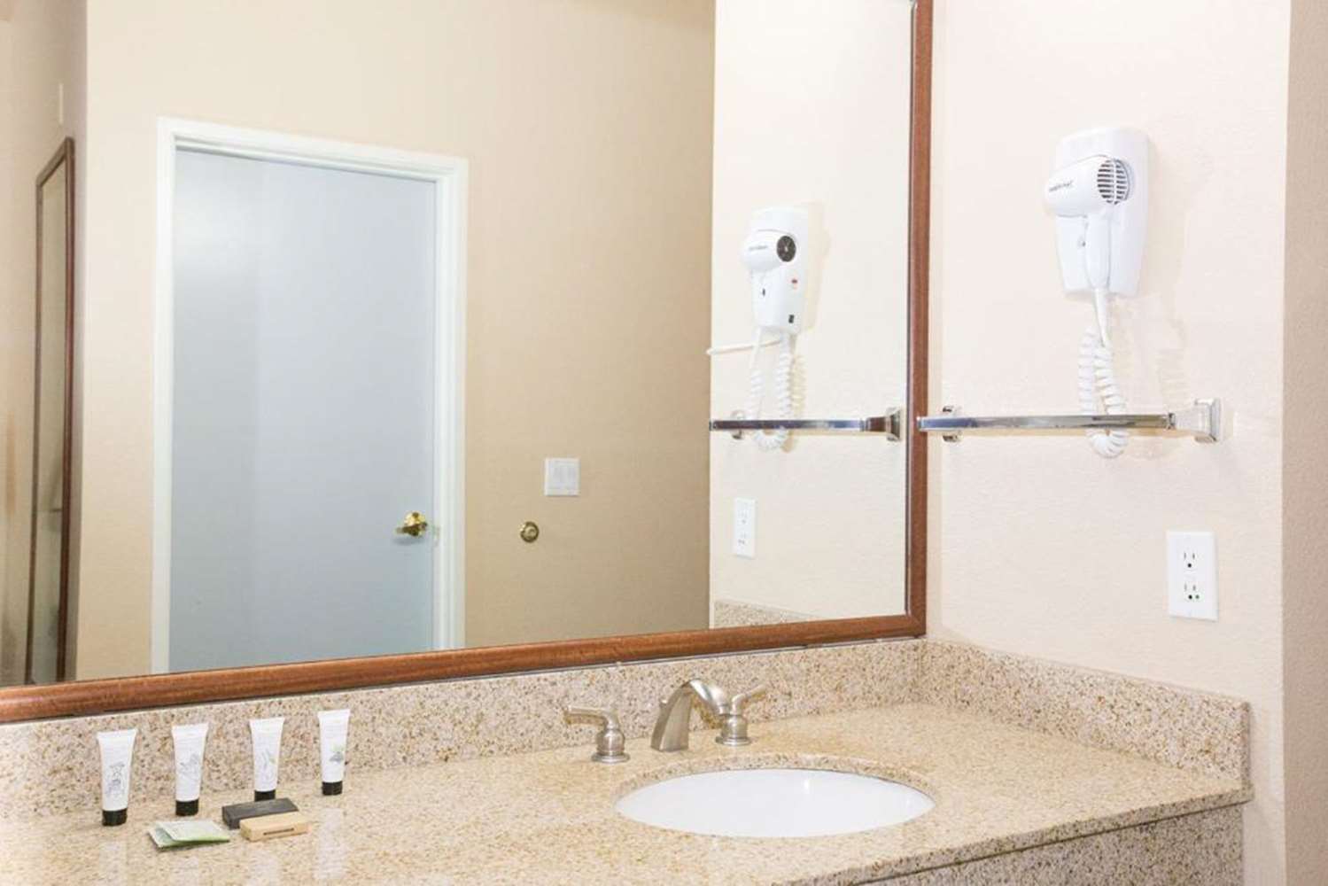 جناح بسريرين كوين مع أريكة، Red Lion Inn & Suites McMinnville 2/2