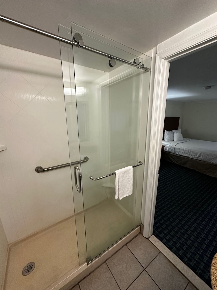 Ramada By Wyndham Virginia Beach 35/37