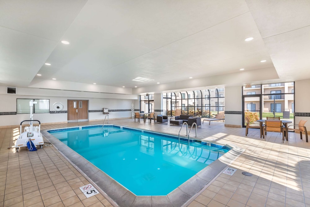 Comfort Inn and Suites Arlington Heights Wilke Rd 32/69