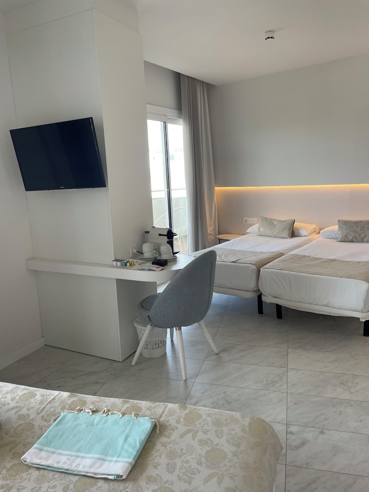غرفة متصلة كومفورت عائلية بسريرين مزدوجين بإطلالة على المسبح بشرفة، Hotel Aromar 5/8
