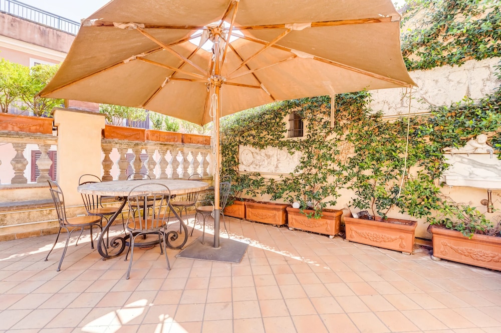 Colosseum Terrace Apartment 4/50