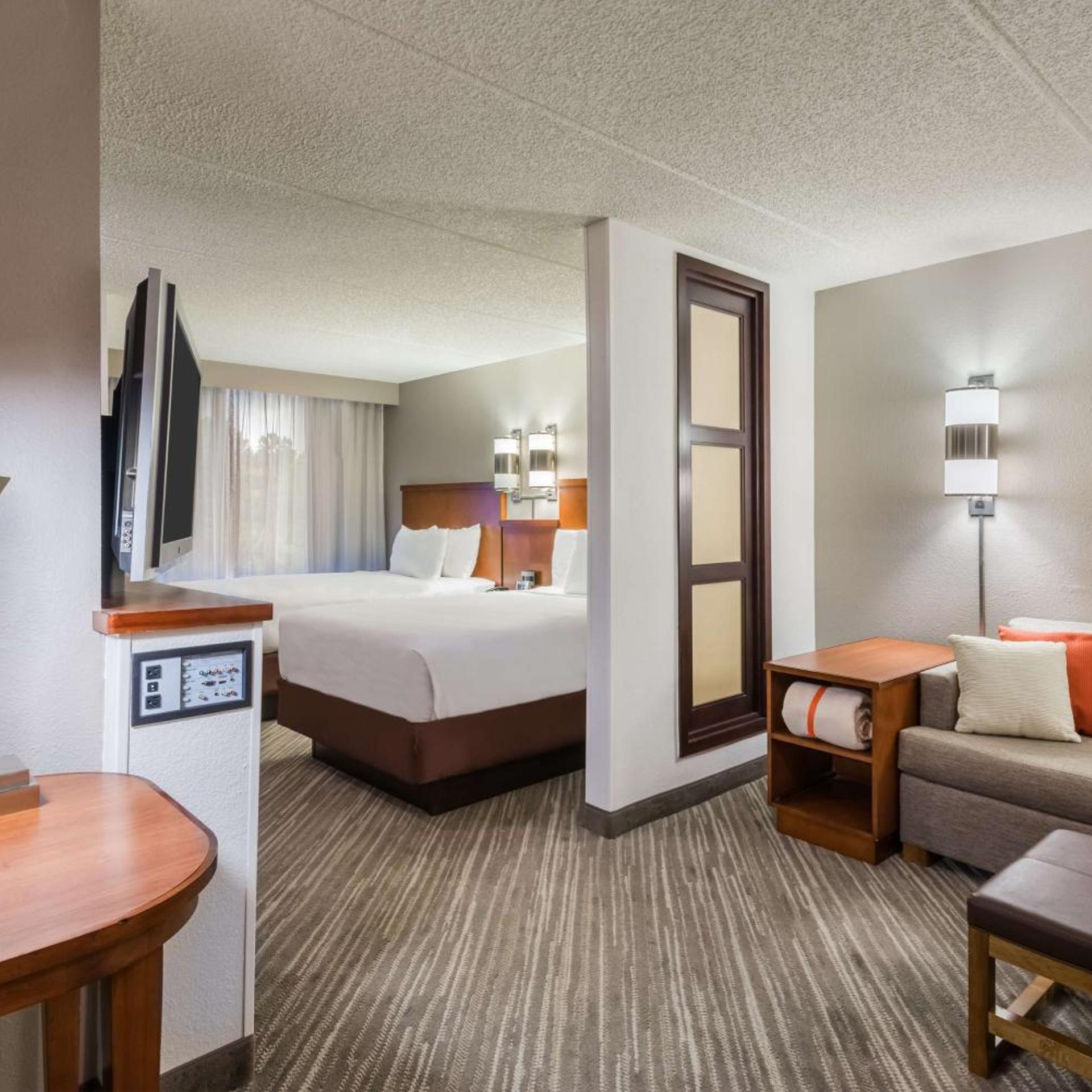 غرفة بسريرين مزدوجين مع أريكة في طابق مرتفع، Hyatt Place Atlanta Duluth Johns Creek 2/5
