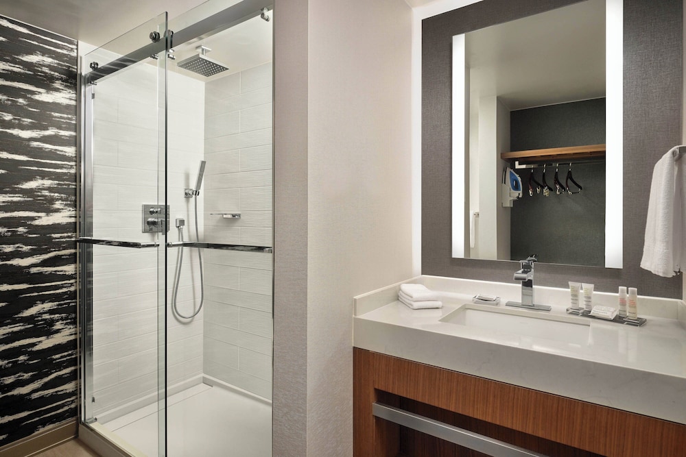 غرفة بسرير كينج مع أريكة، Fort Collins Marriott 6/10